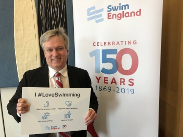 Henry Smith MP Backs #loveswimming Campaign